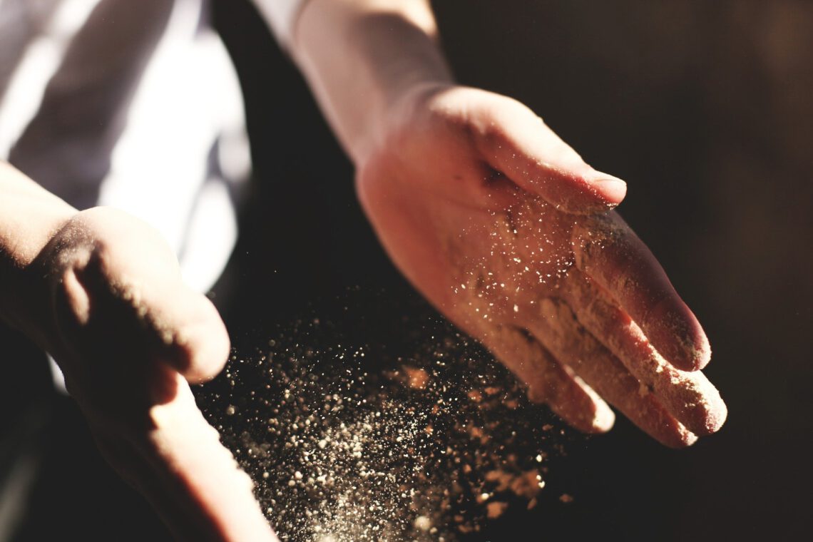 Hände mit Glitzerstaub